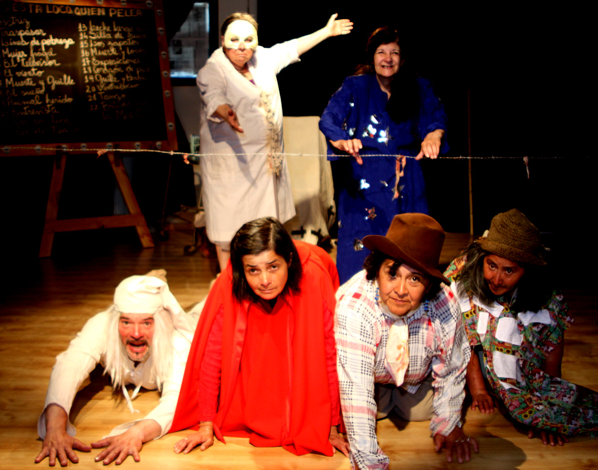 Fotografía de varias personas adultas realizando una obra de teatro.