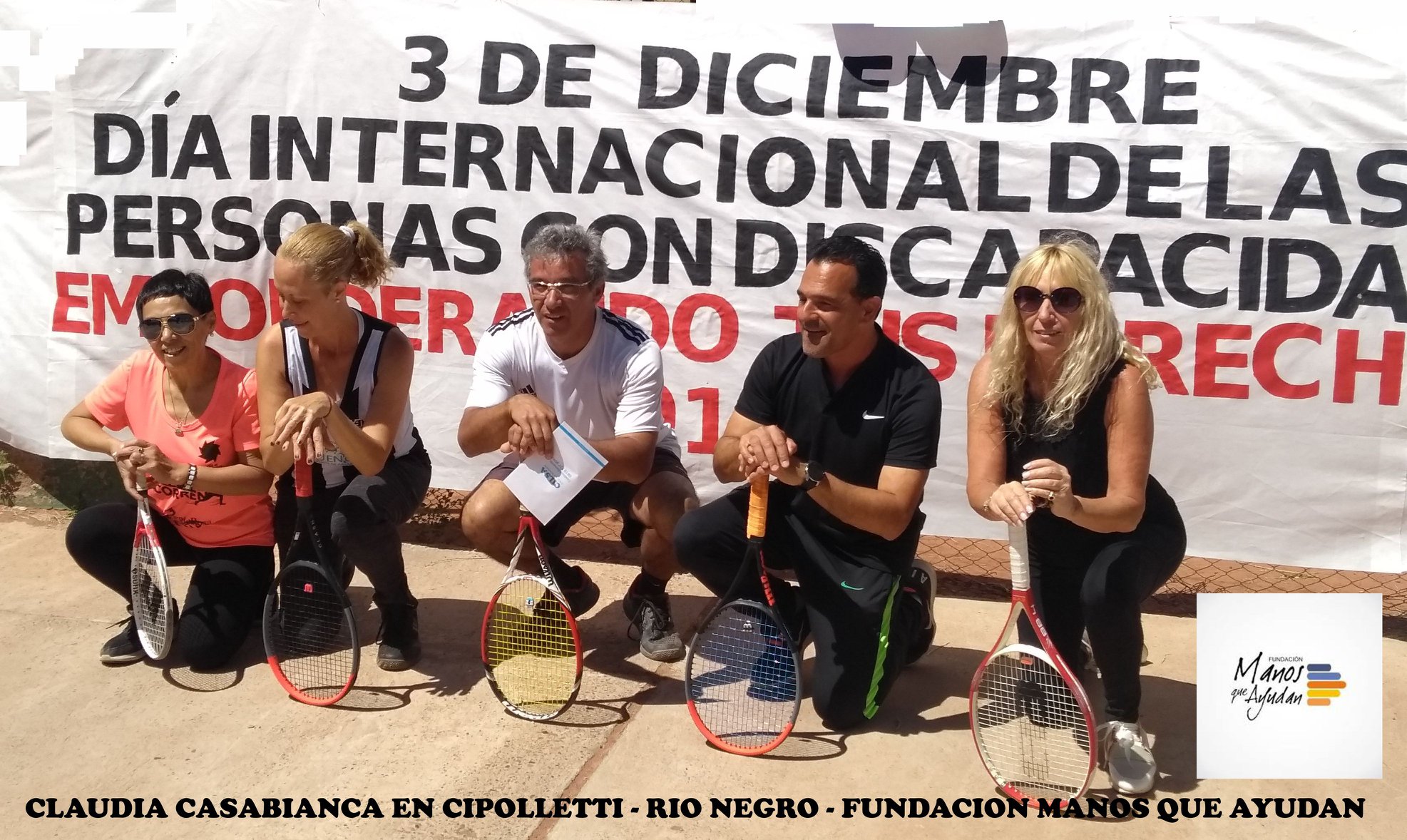 Fotografías de personas en cuclillas sosteniendo una raqueta de tenis, con un banner al fondo que celebra el 'Día Internacional de las personas con discapacidad' el 3 de diciembre.